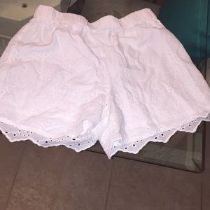 Beautiful white scalloped shorts!!